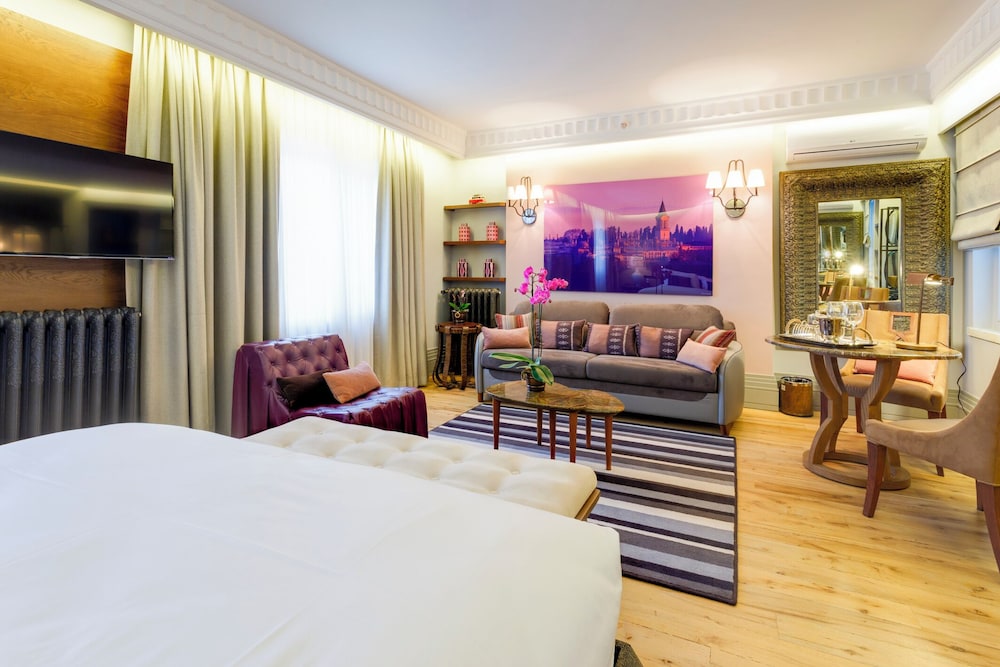 جناح ديلوكس بسرير كينج بإطلالة على المدينة بشرفة، Ravouna 1906 Suites - Special Class Adults Only 2/5