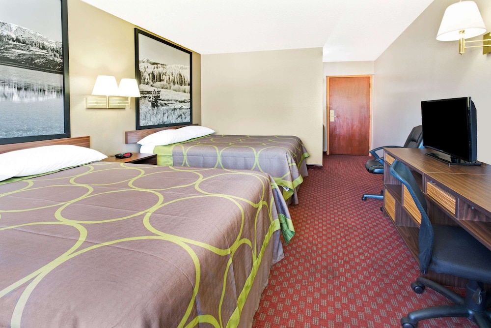 Super 8 by Wyndham Longmont/Del Camino 8/22