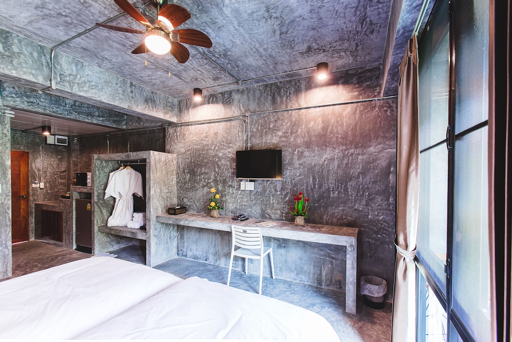 Stucco Loft Residency 37/72