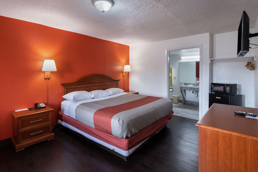 DELUXE, SUITE, KING BED, ACCESSIBLE