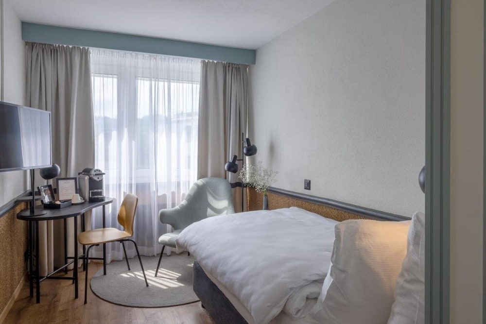 ROOM, SINGLE