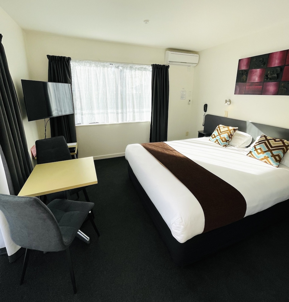 298 Westside Motor Lodge 21/41