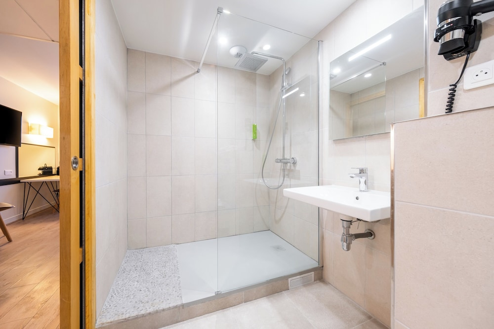 غرفة قياسية ثلاثية بسريرين مزدوجين وسرير كوين وسرير فردي بمطبخ صغير، Best Western Hotel du Chateau Maisons Laffitte 3/3