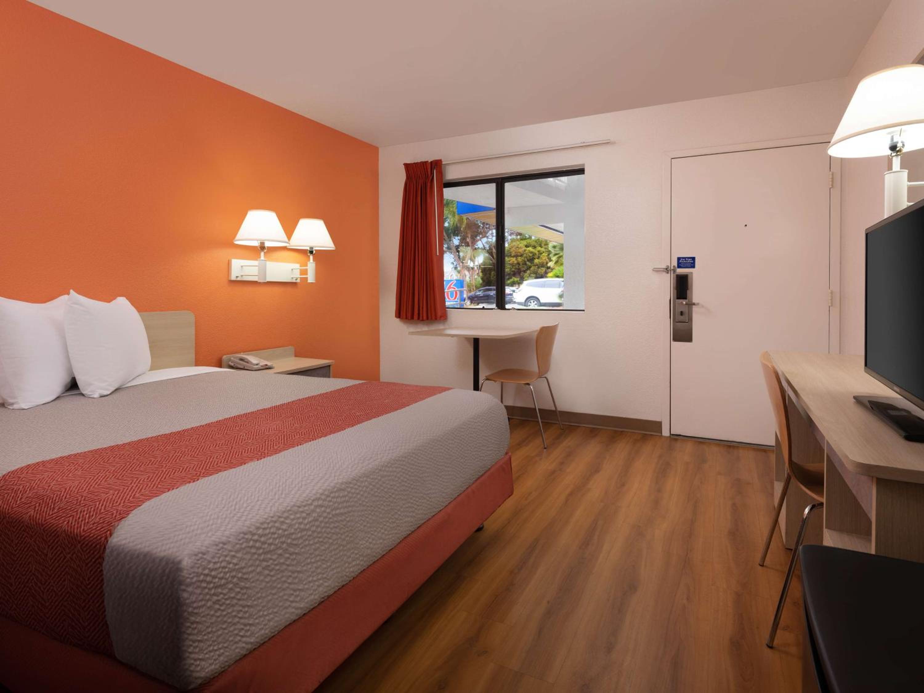 1 Queen Bed ADA/Tub/Micfridge، Motel6 Santa Maria, CA - North 3/7