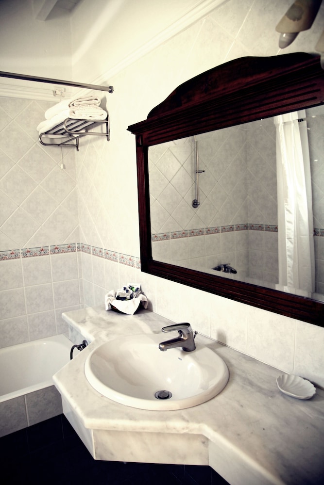 Pelican Bay Art Hotel 28/63