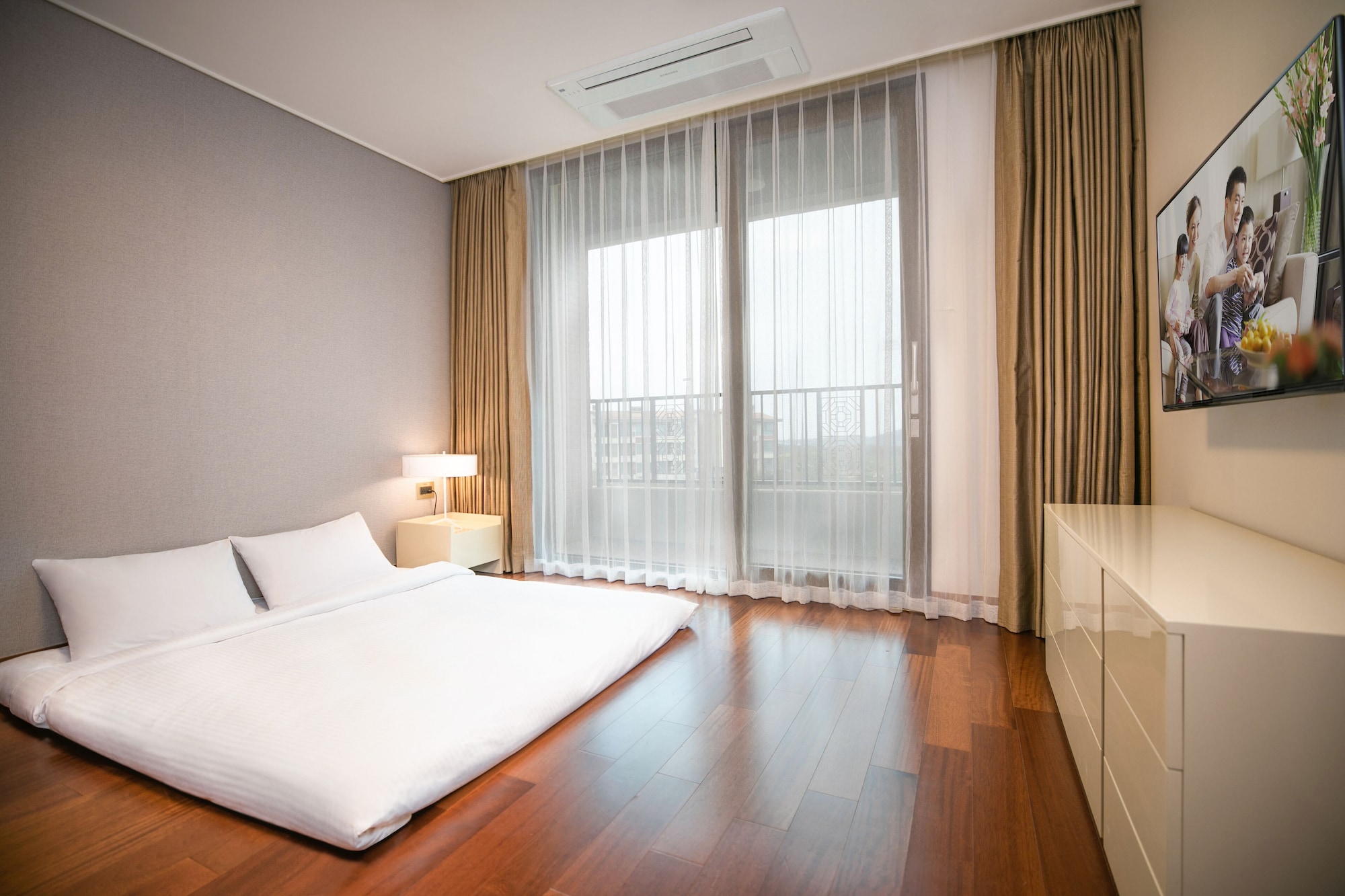 Ondol, Family Suite, Futon Bed, 1 King and 1 Single Beds, Bathtub