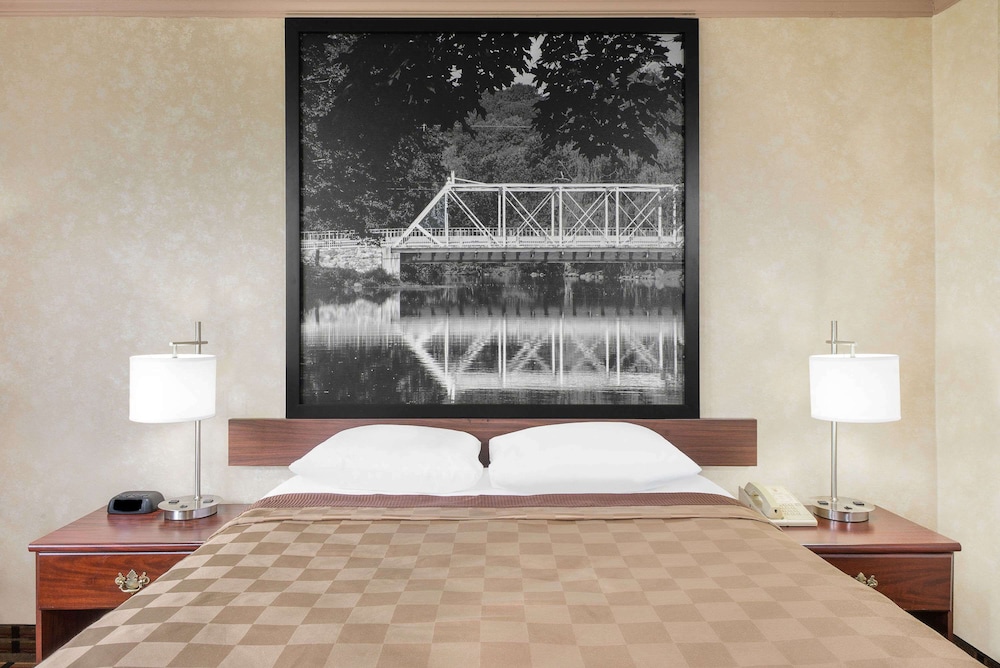 Spark by Hilton Maumee Toledo 21/37