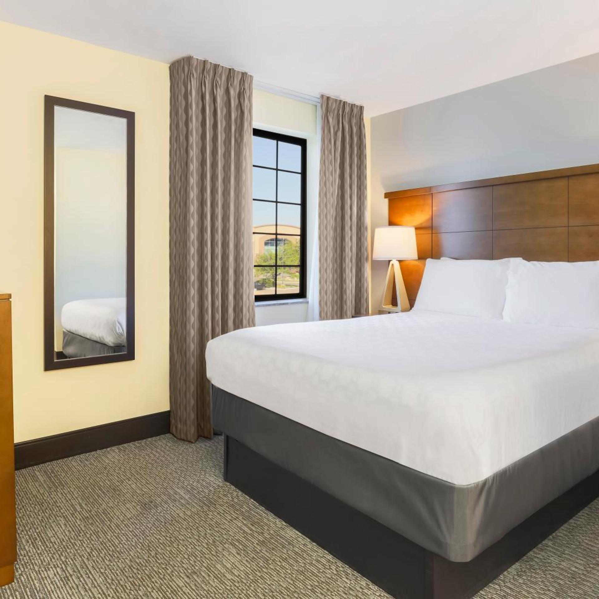 2 Bedrooms, Suite, King Bed