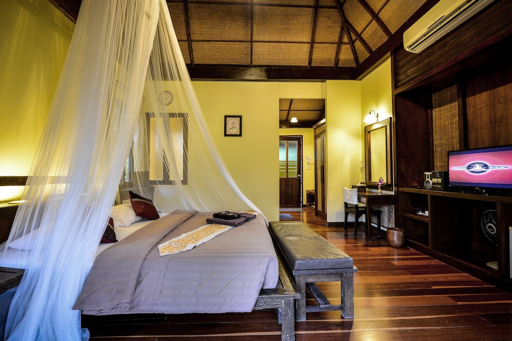 HILL, COTTAGE, DOUBLE BED, OUTDOOR BATH, BATHTUB