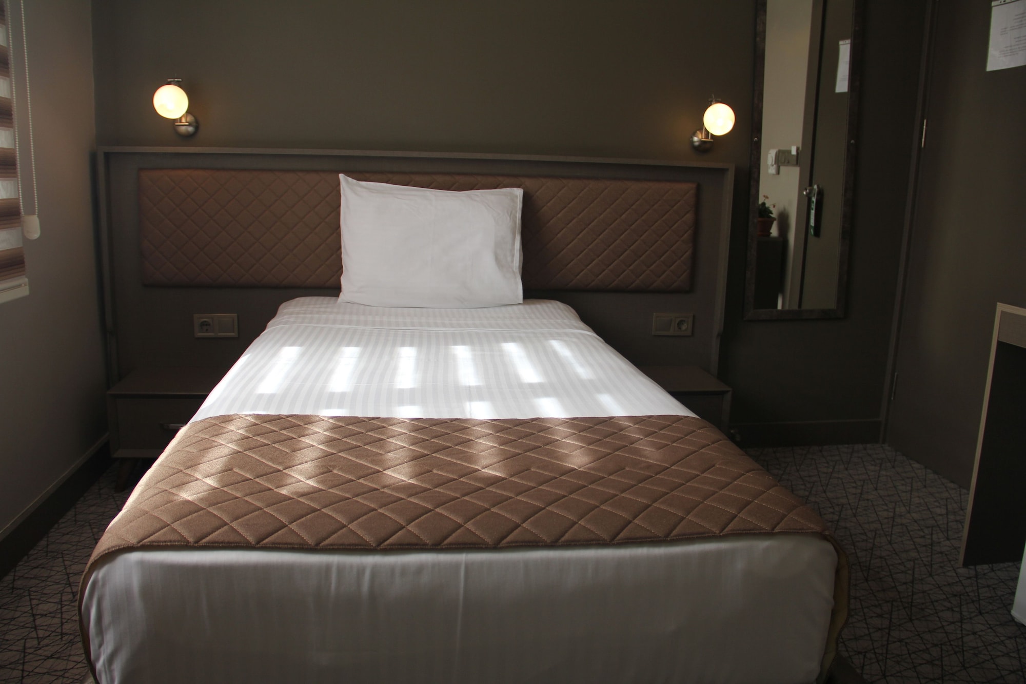 ROOM, SINGLE