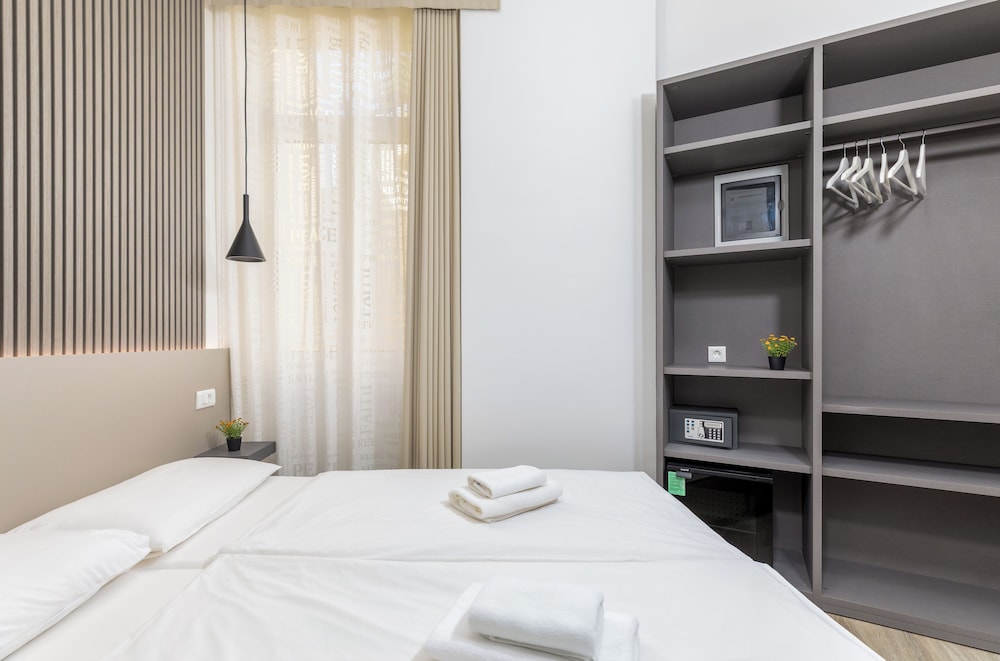 ROOM, DOUBLE OR TWIN BED