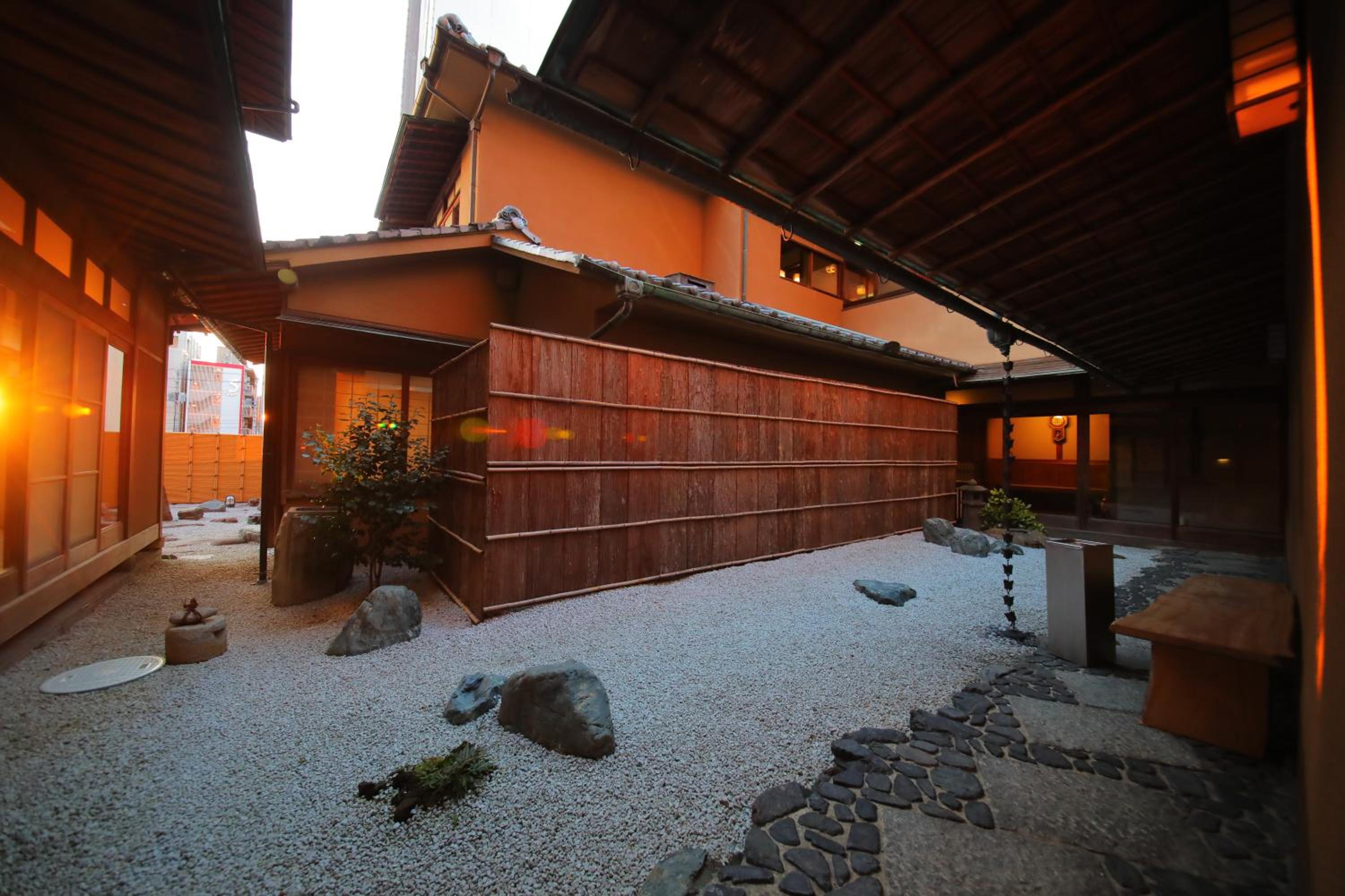 JAPANESE, SHARED BATHROOM