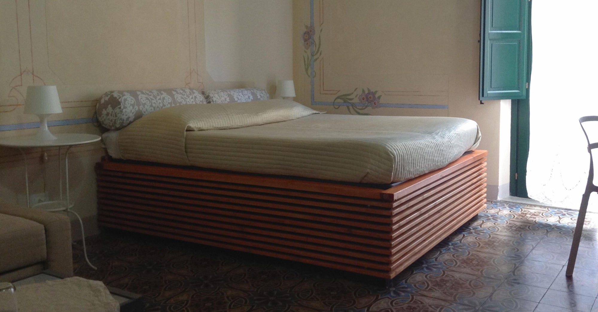 DELUXE, KING BED