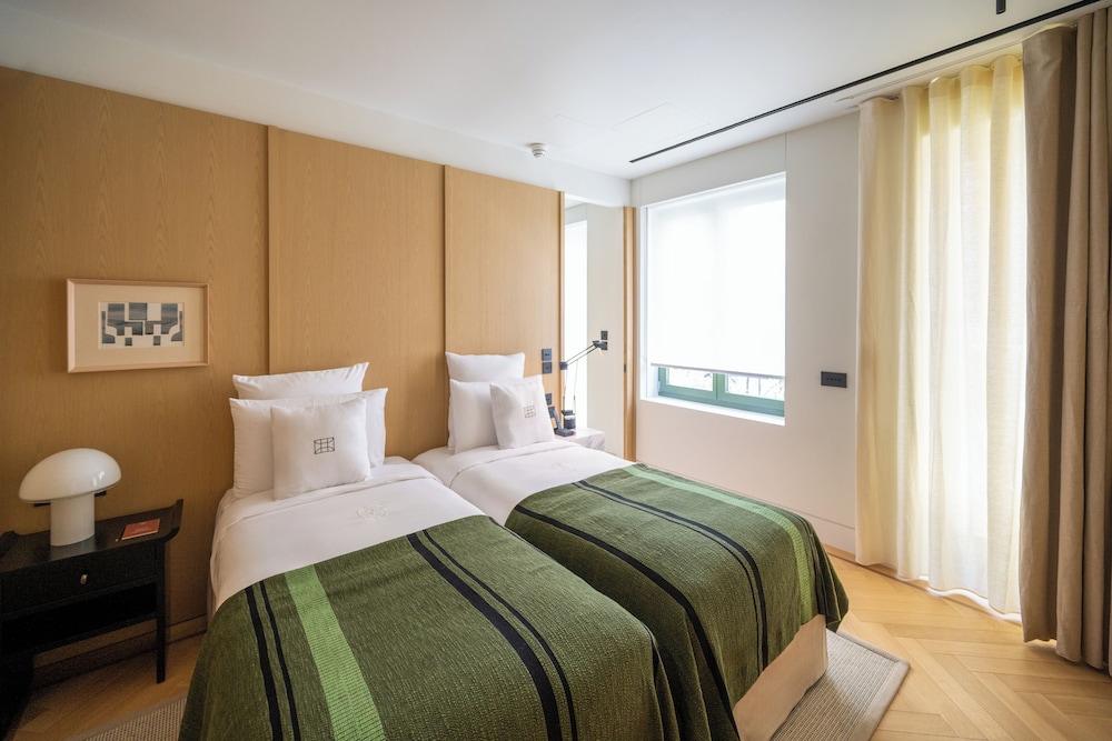 SUPERIOR, QUEEN BED