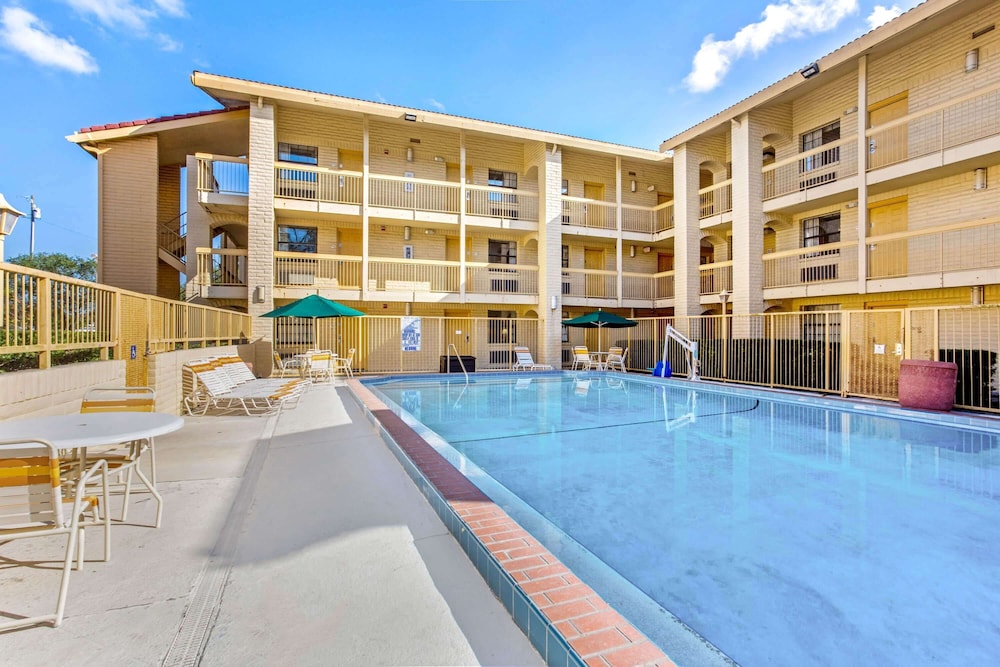 La Quinta Inn by Wyndham Tampa Bay Pinellas Park Clearwater in PINELLAS PARK - FL
