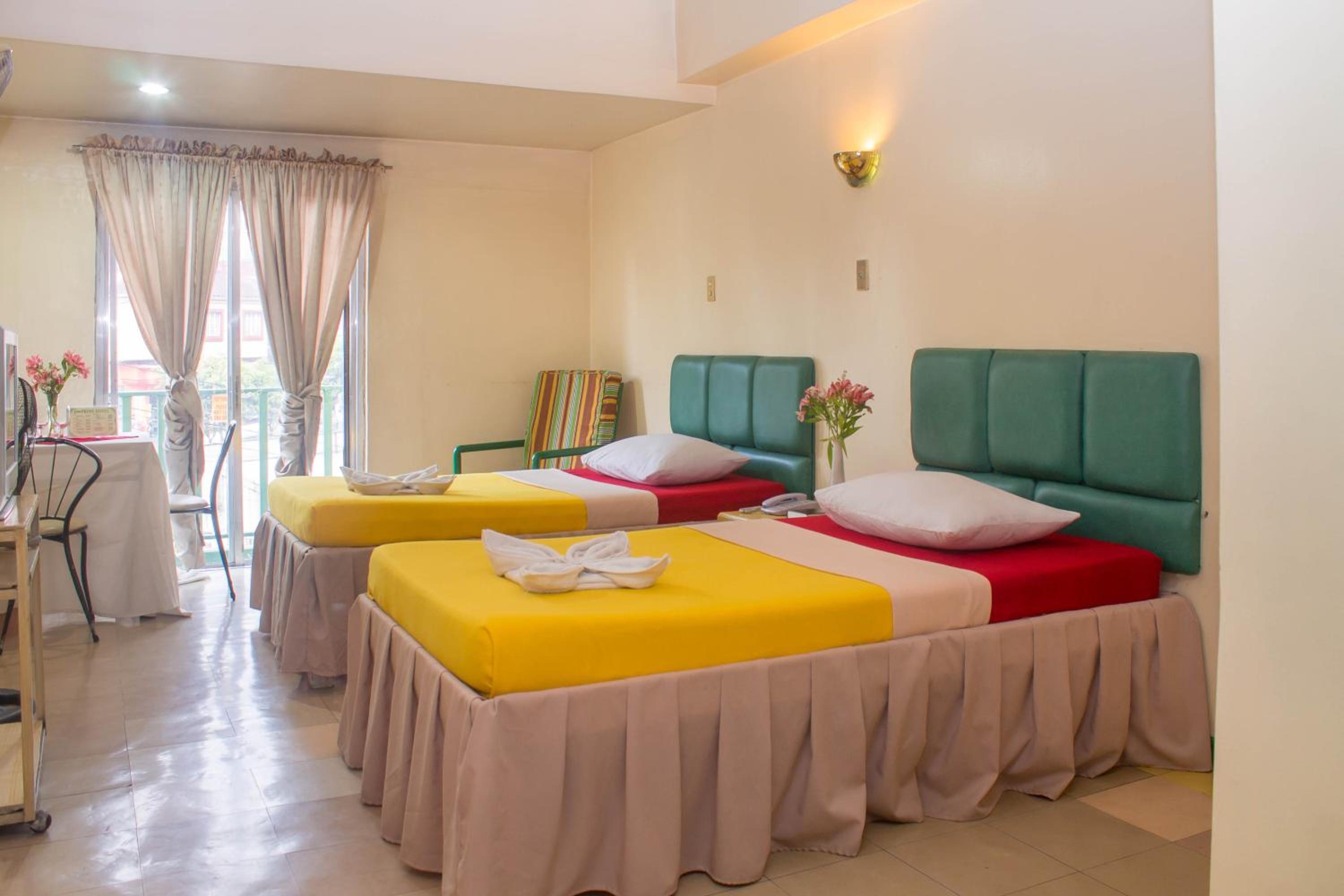 ROOM, TWIN BEDS