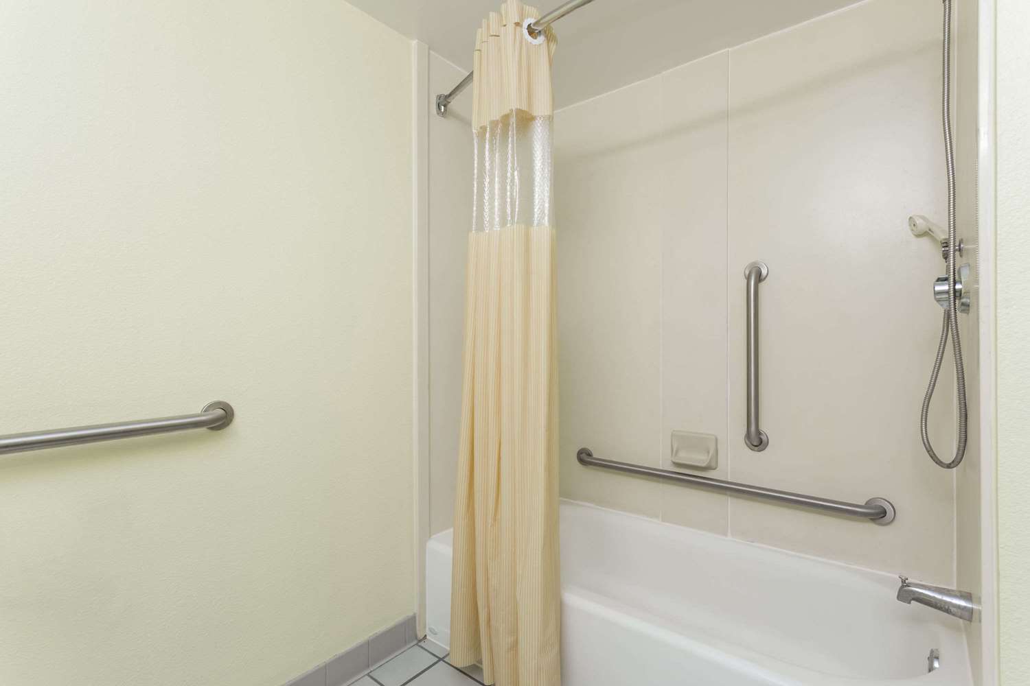 Days Inn By Wyndham Marianna 31/34