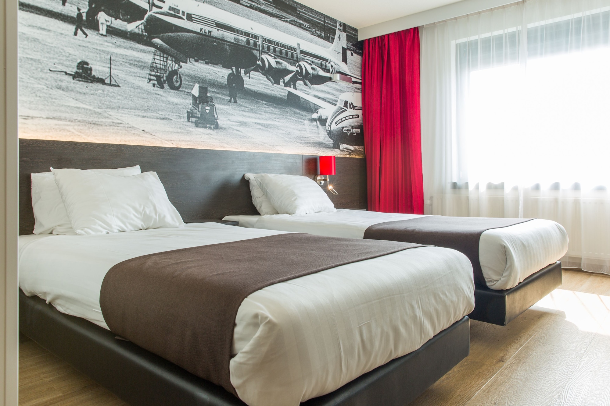 DELUXE, TWIN BEDS