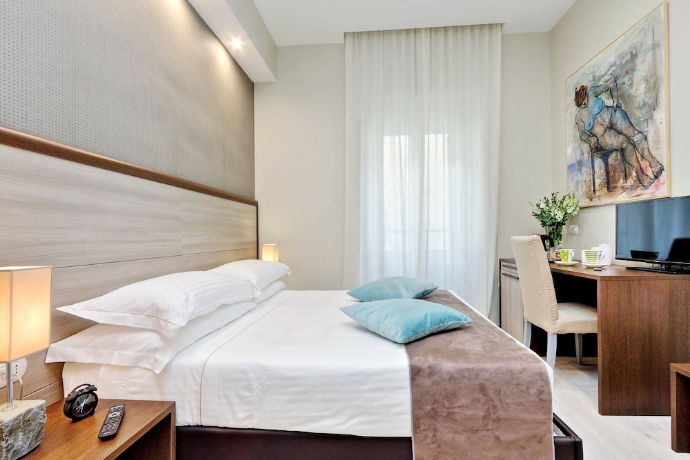 ROOM, DOUBLE BED