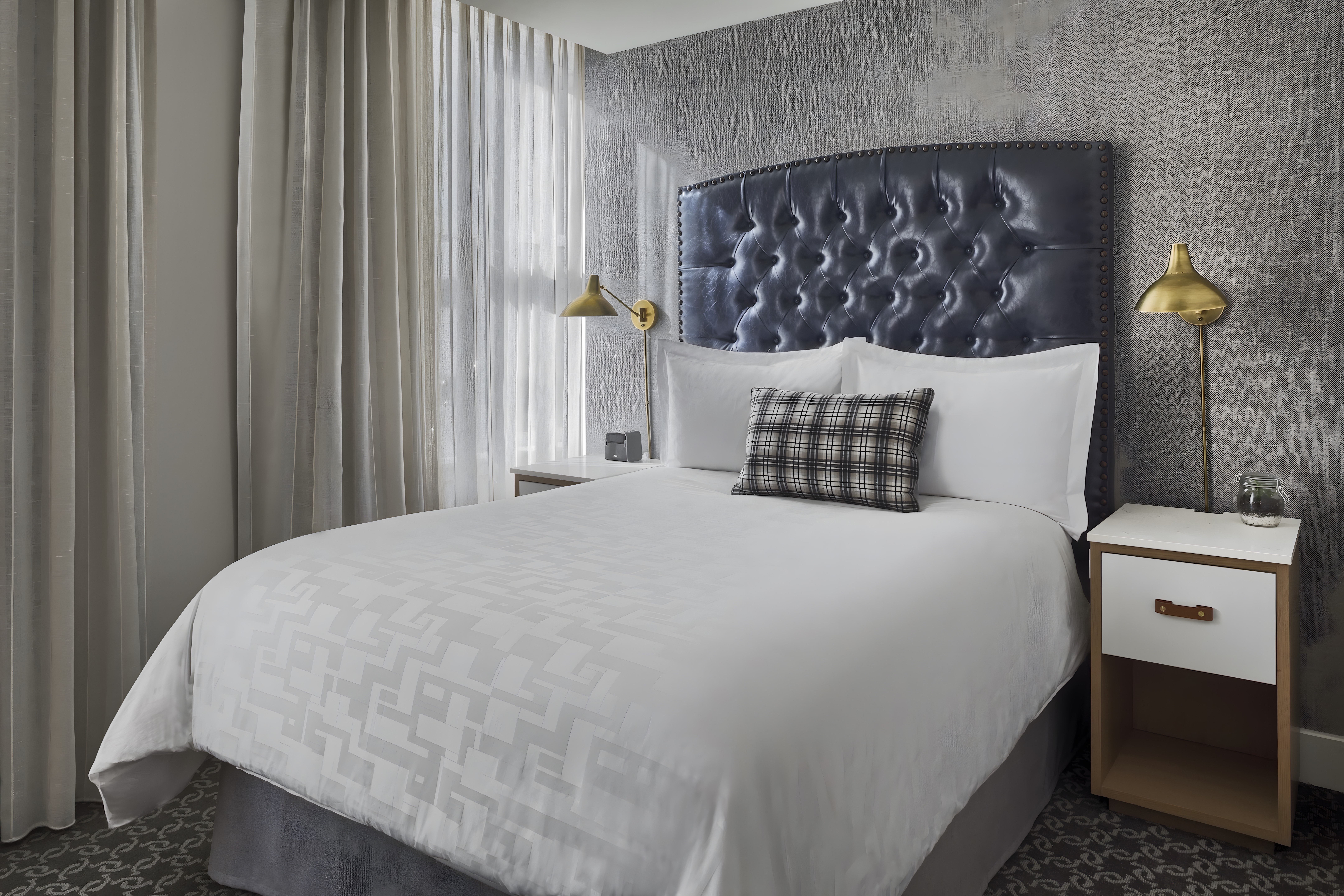Petite, Queen Bed