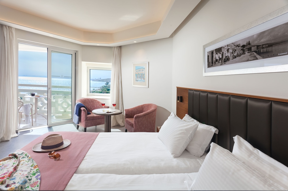 STANDARD, SEA VIEW