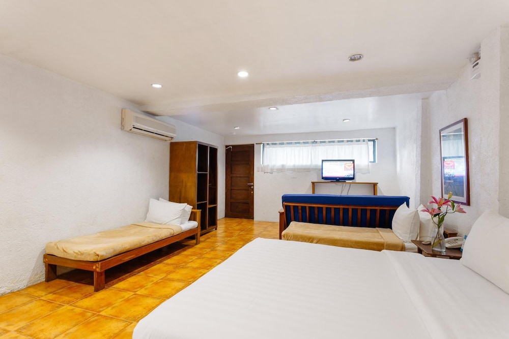 The Strand Boutique Resort 9/75