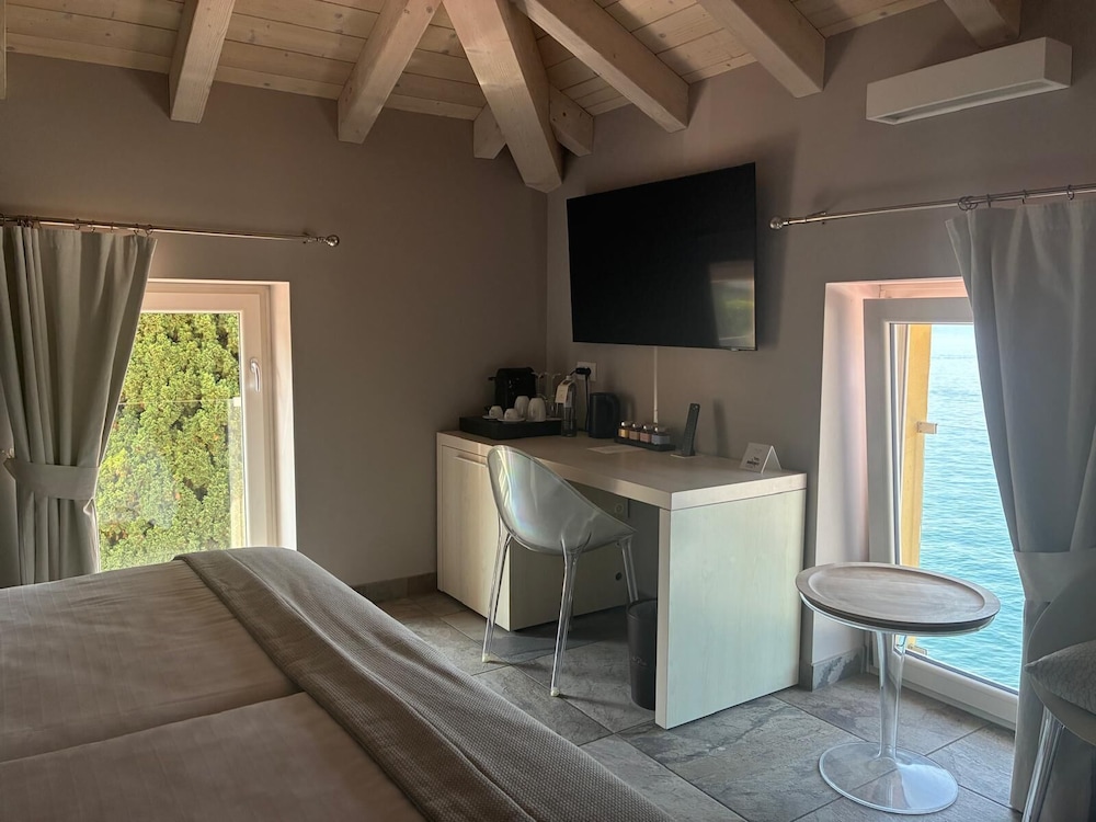 جناح عائلي بريستيج بفراش فوتون وسريرين مزدوجين بإطلالة على البحيرة، Relais Villa Porta 7/9