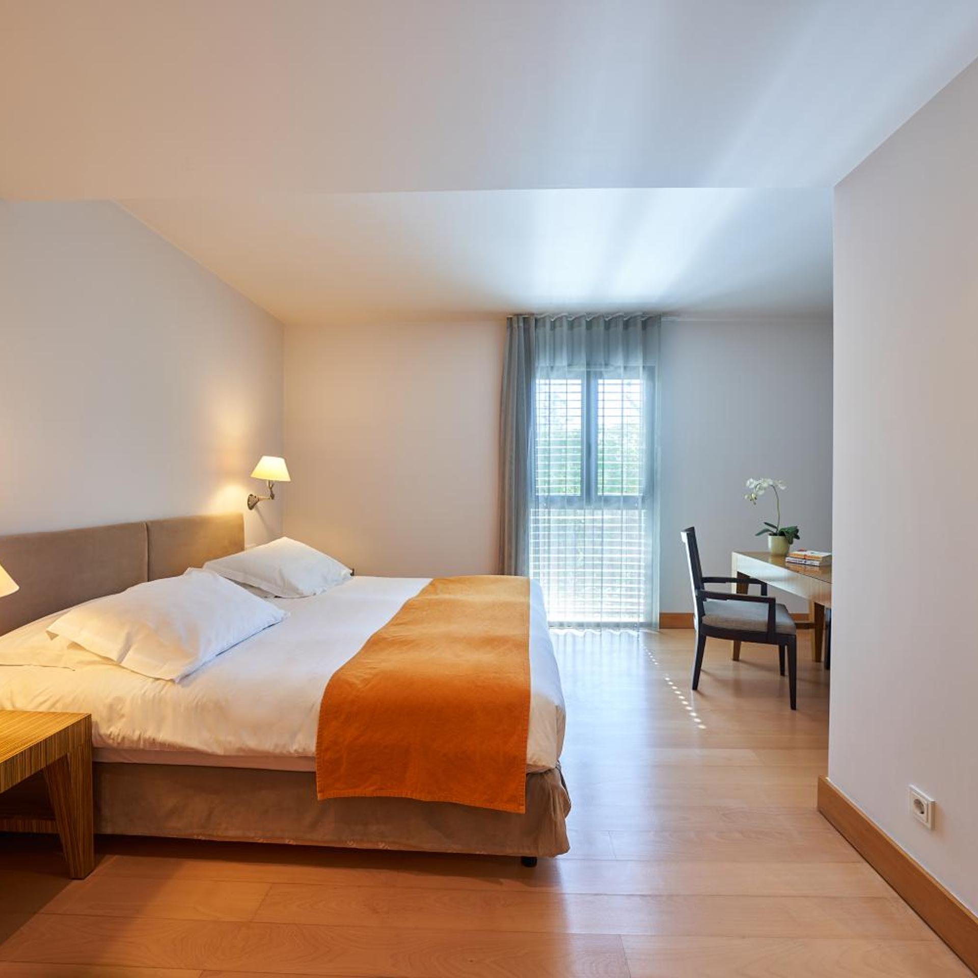 Room, Twin Beds, Land View
