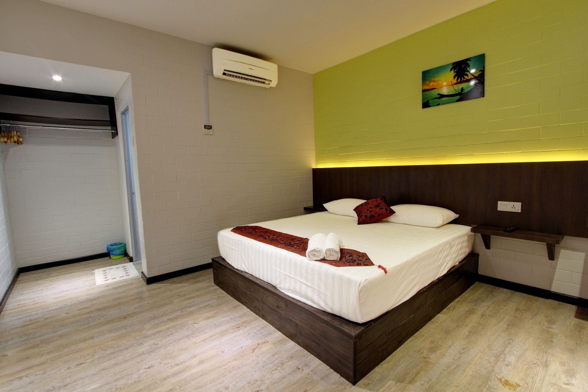DELUXE, KING BED
