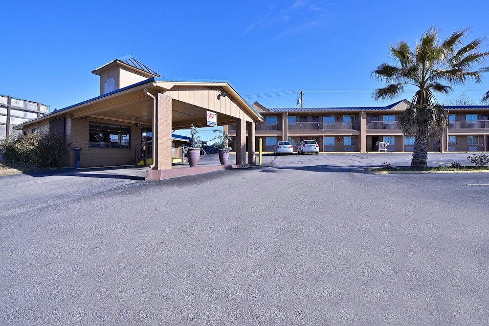 Xecutive Inn and Suites 1/37