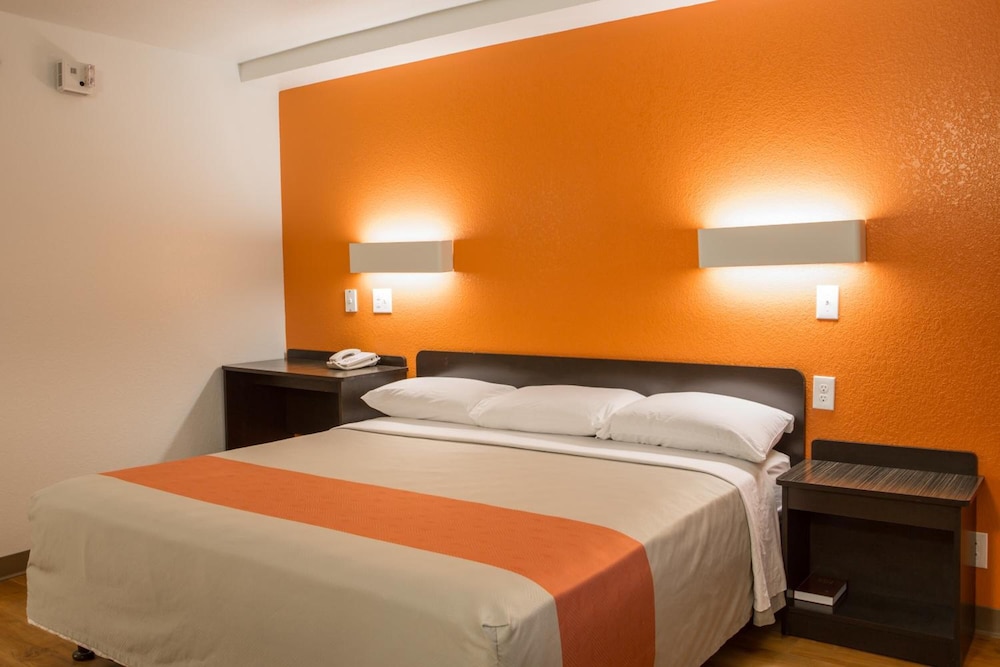 1 King Bed - Premium, Micfridge, Motel6 Cutler Bay, FL - Miami 8/10