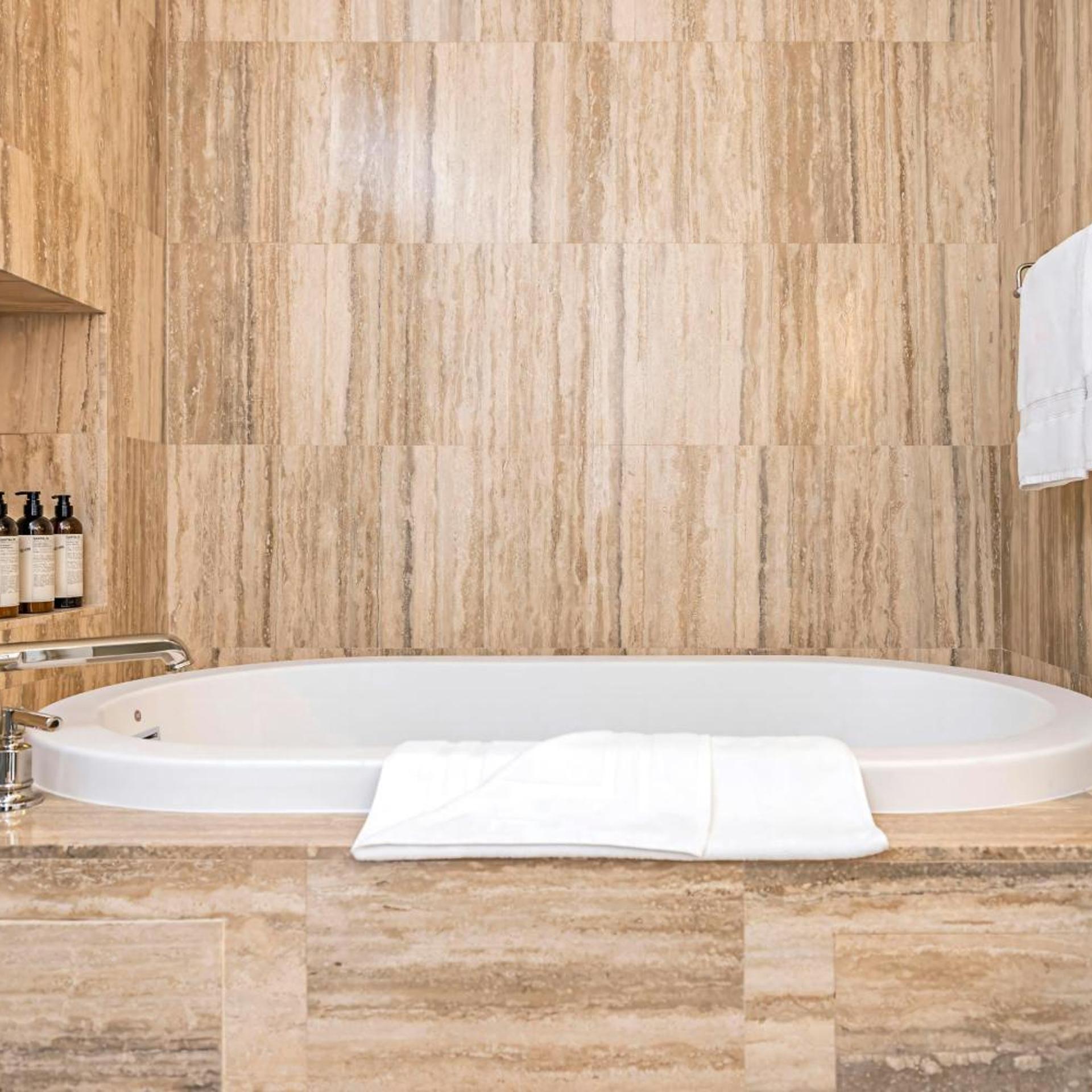 غرفة بسرير كينج بإطلالة على المسبح بشرفة، The Seagate Hotel Spa 5/5