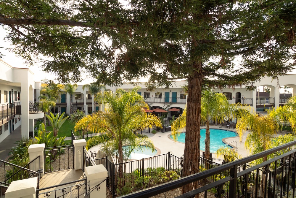 Oxford Suites Pismo Beach 28/35