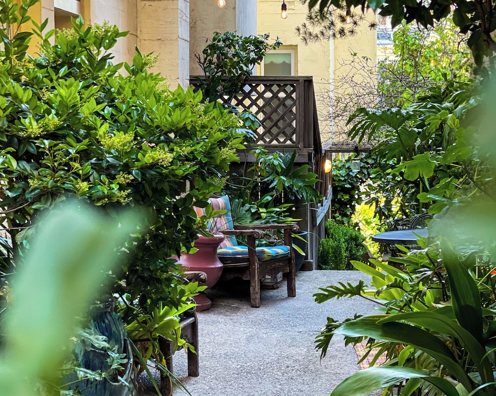 Petite Auberge 51/53