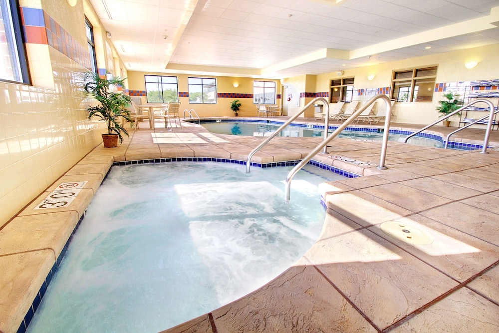 Hampton Inn & Suites West Bend 10/48
