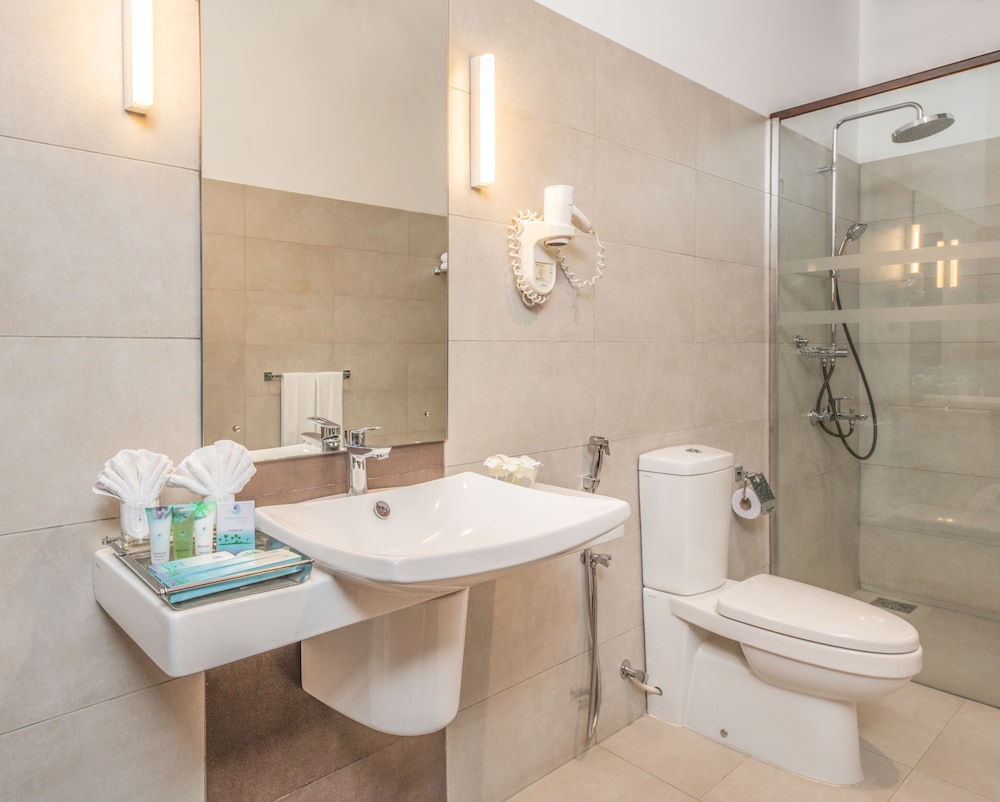 غرفة بسرير كينج بإطلالة على النهر، Amethyst Resort Passikudah 5/6