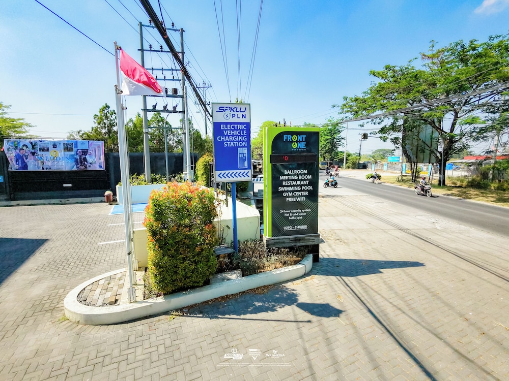 Front One Hotel Purwodadi 66/72