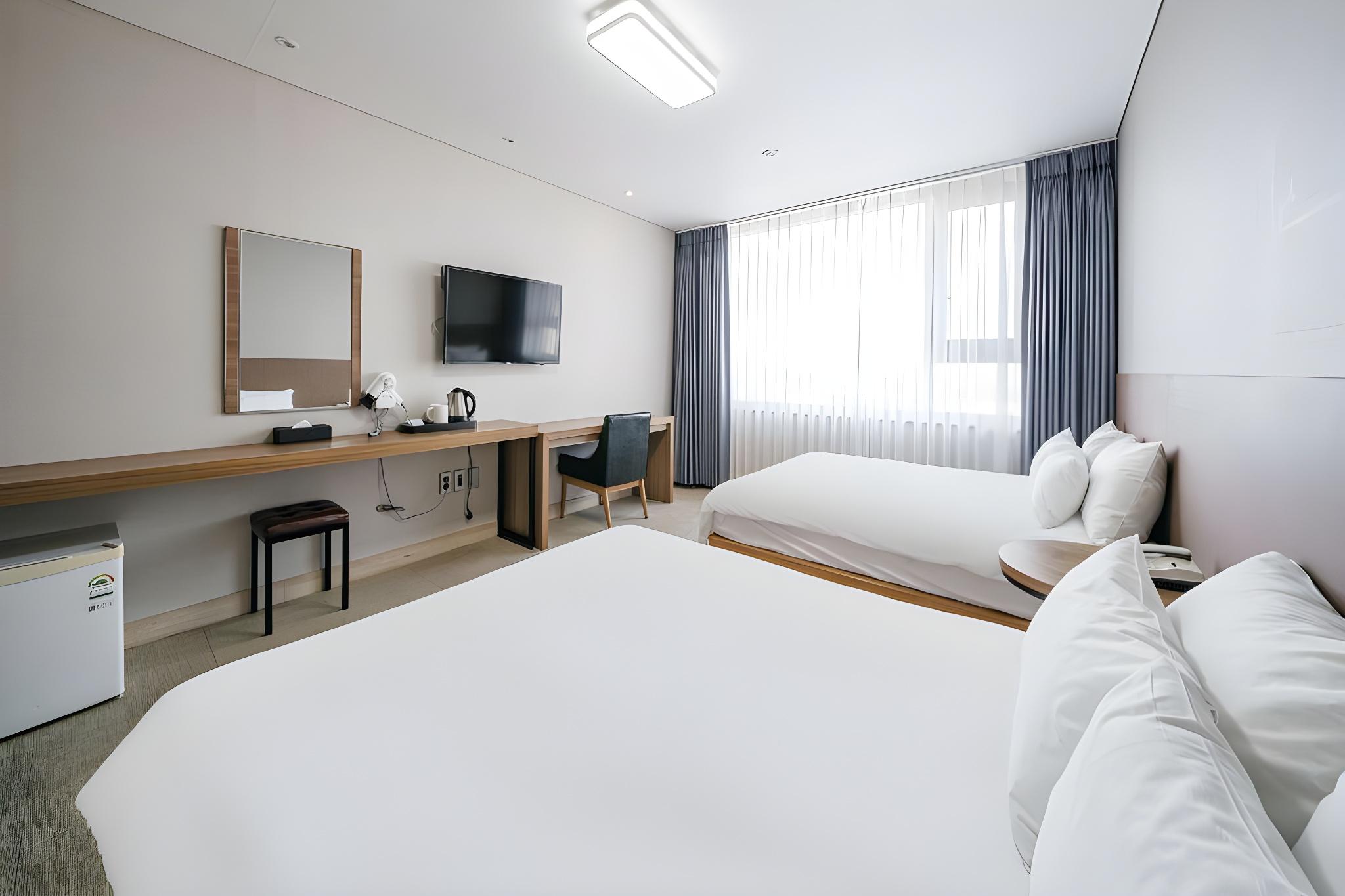 FAMILY, TWIN BEDS