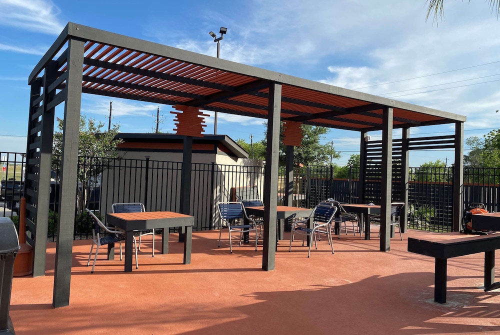 La Quinta Inn Suites By Wyndham Victoria South 34/55