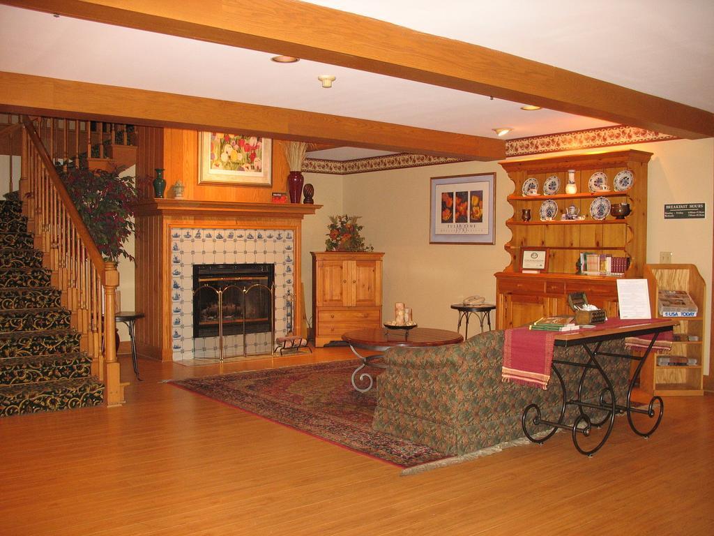 Country Inn & Suites by Radisson Holland, MI 30/42