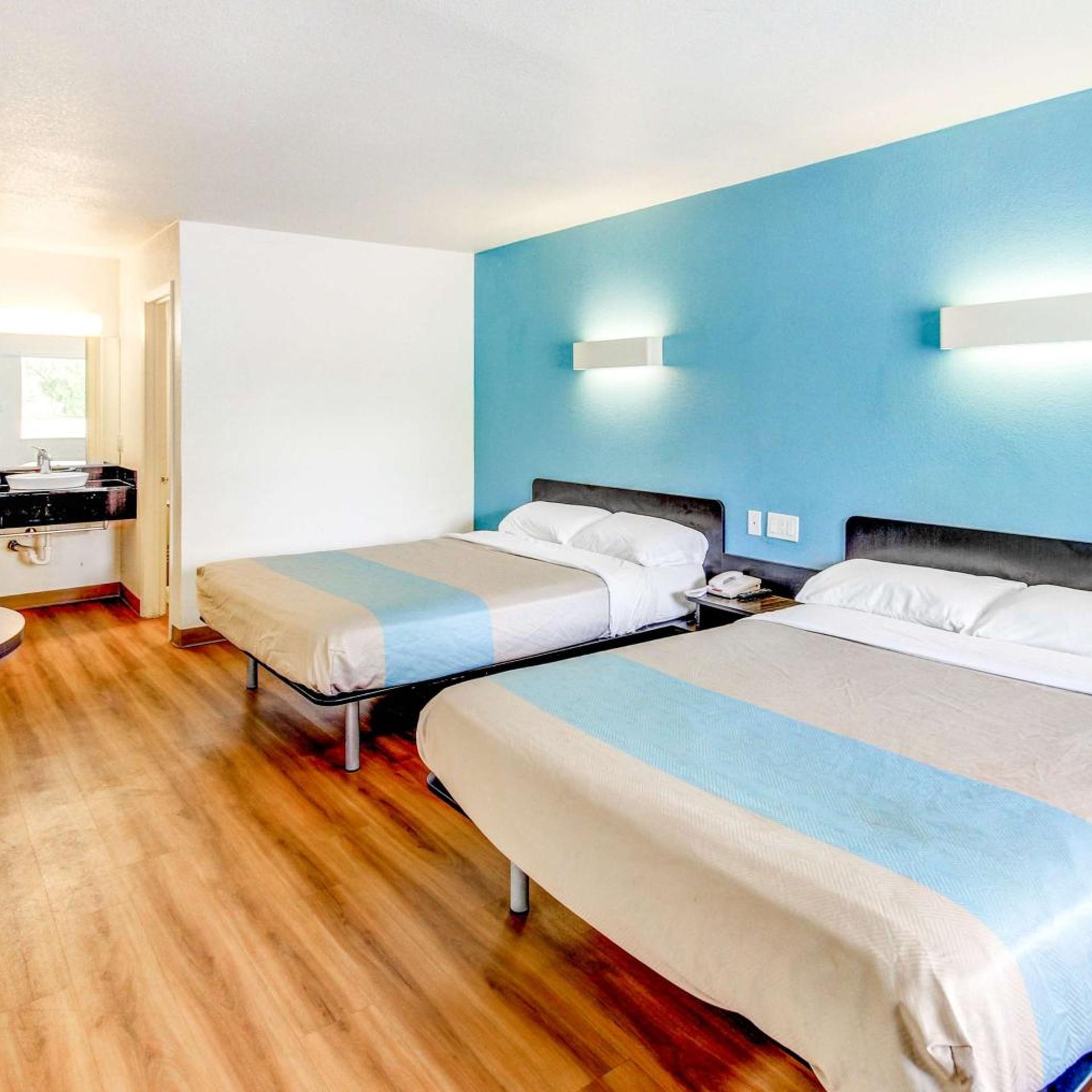 2 Queen Beds - Mobility Accessible Tub Nsmk