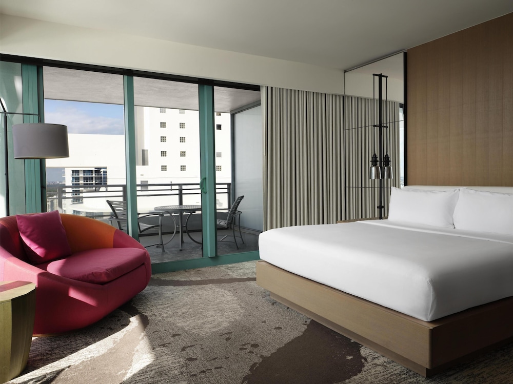 ROOM, KING BED, INTRACOASTAL VIEW, BALCONY, TERRACE, HIGH FLOOR, CORNER