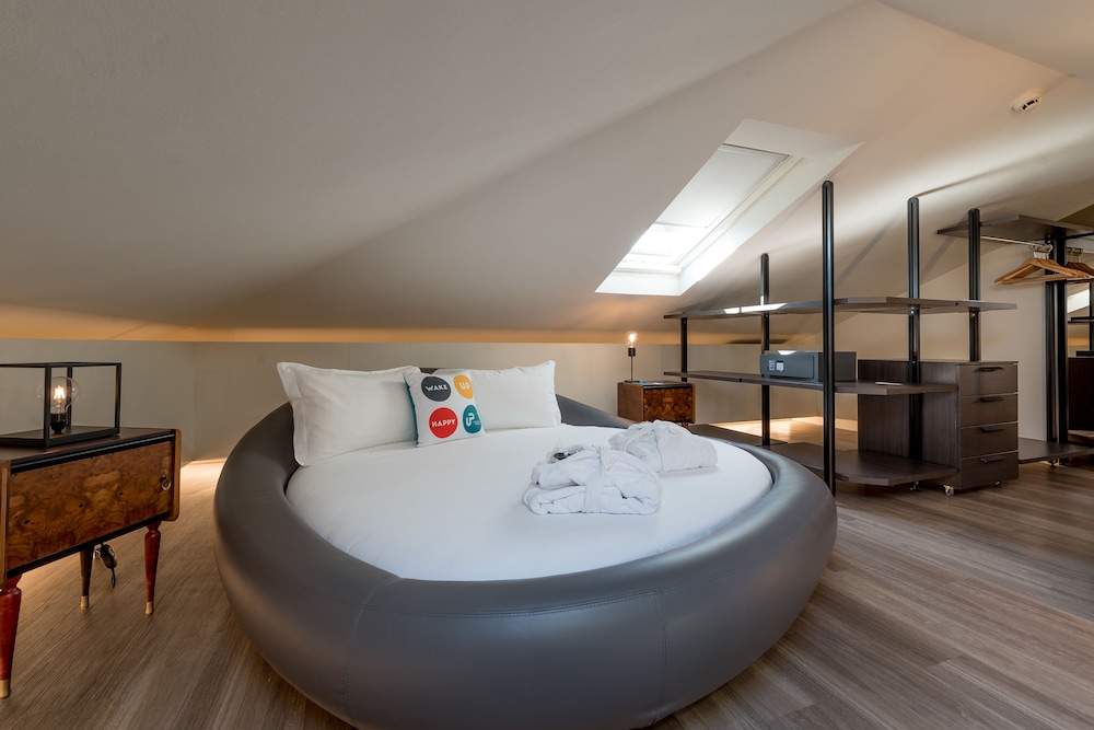 Up Hotel 23/67