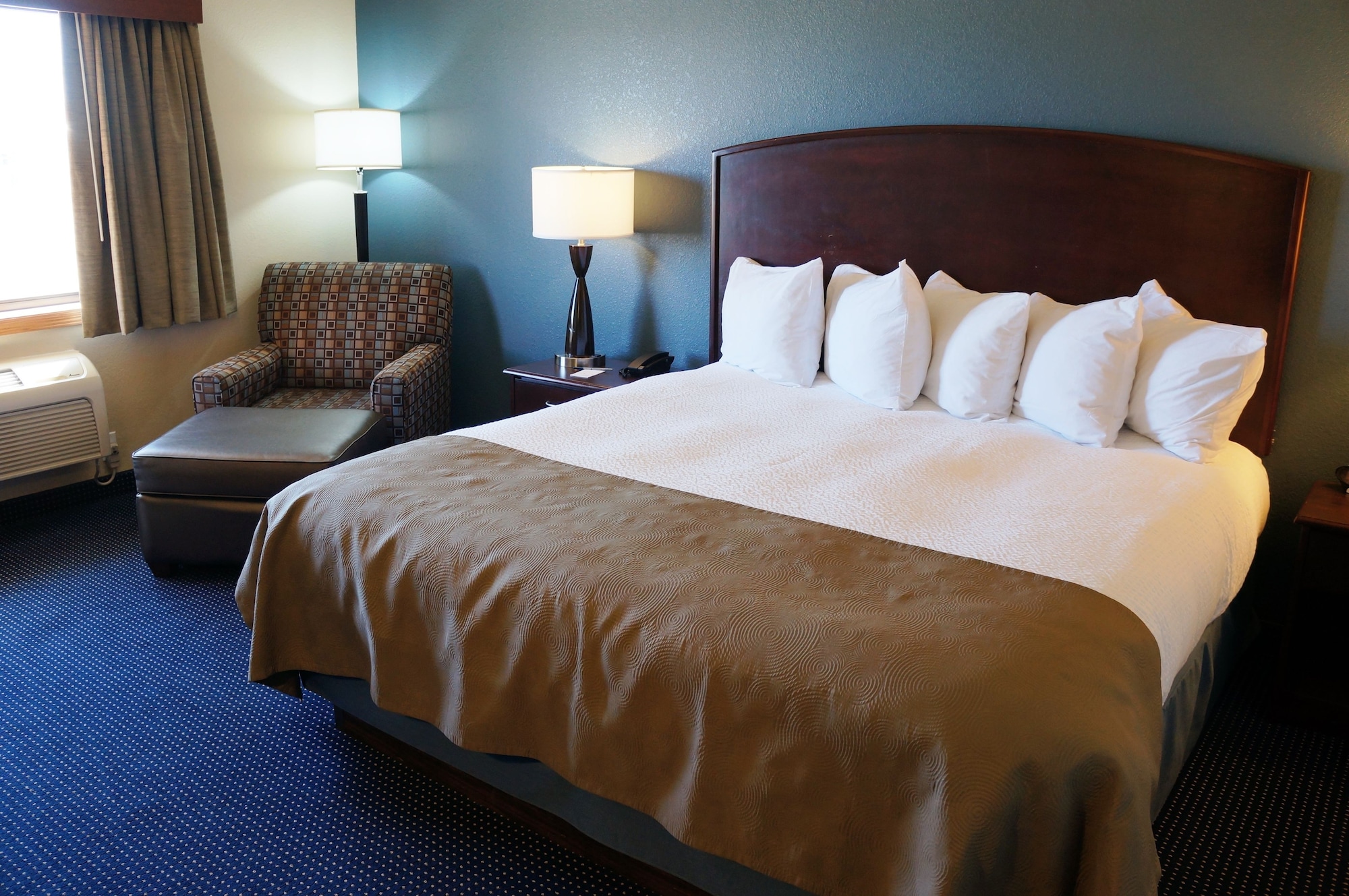 غرفة بسرير كينج، AmericInn by Wyndham Fort Dodge 2/4