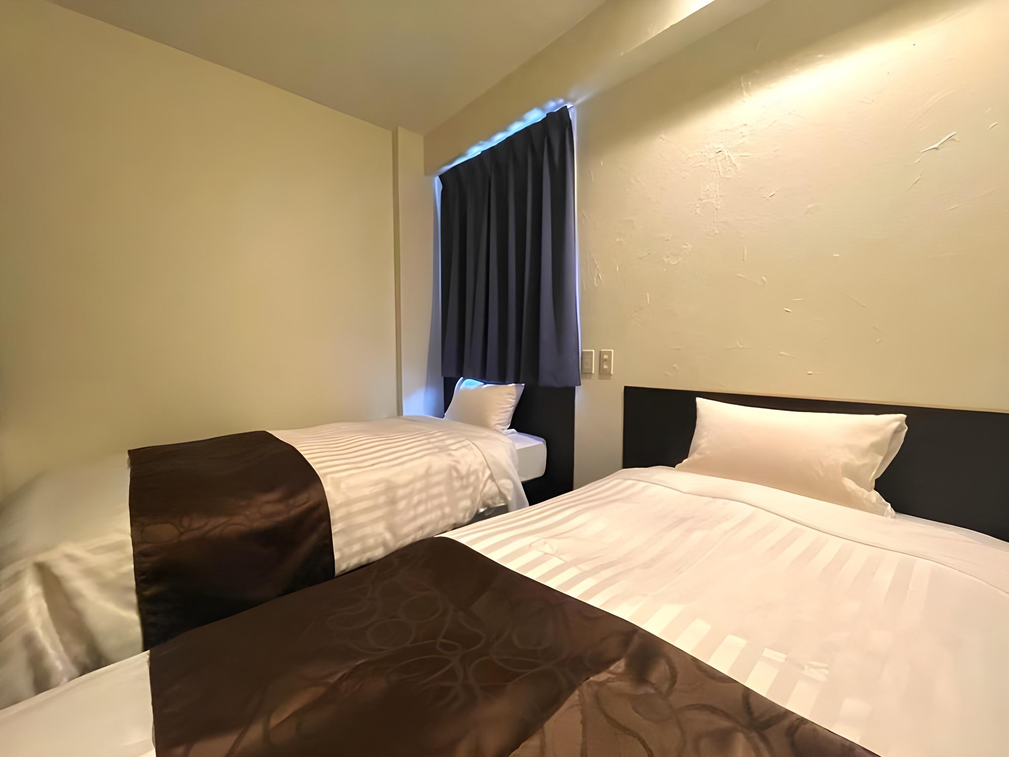 ROOM, TWIN BEDS