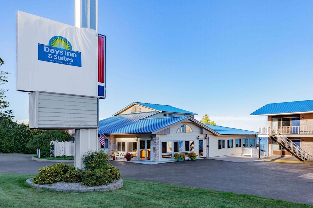 Days Inn Suites By Wyndham St Ignace Lakefront 4/50