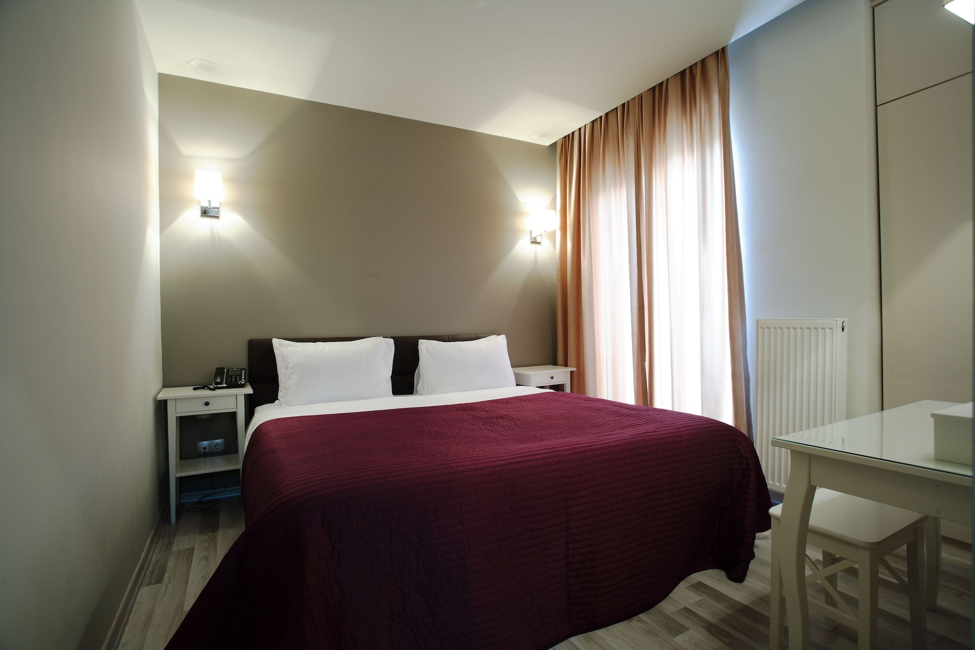 3 BEDROOMS, GRAND, SUITE
