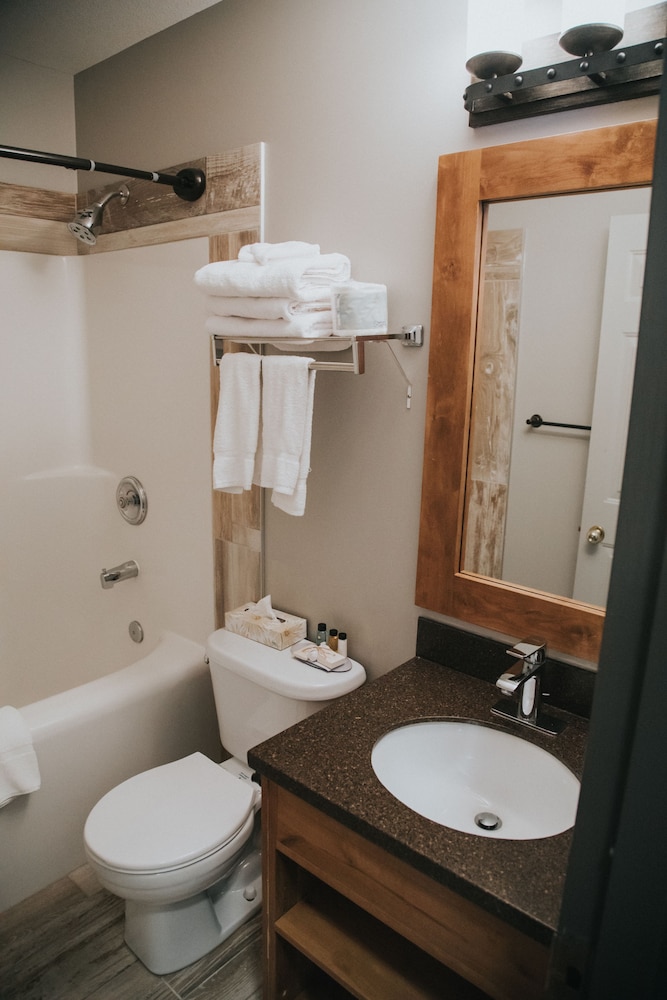 Canmore Rocky Mountain Inn 18/32