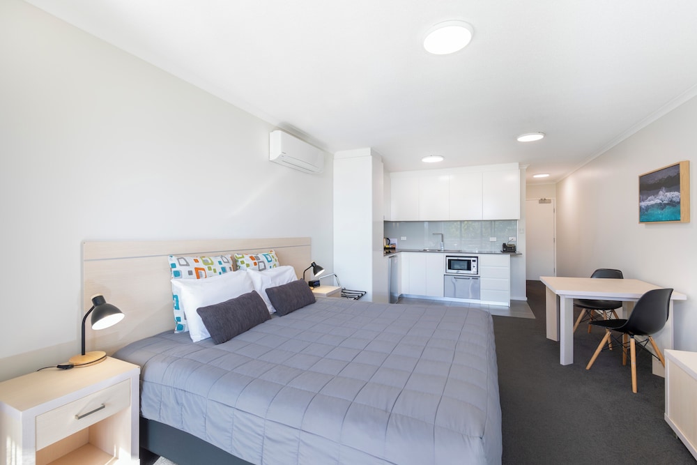 Deluxe, Studio, King Bed, Partial Ocean View, Kitchenette