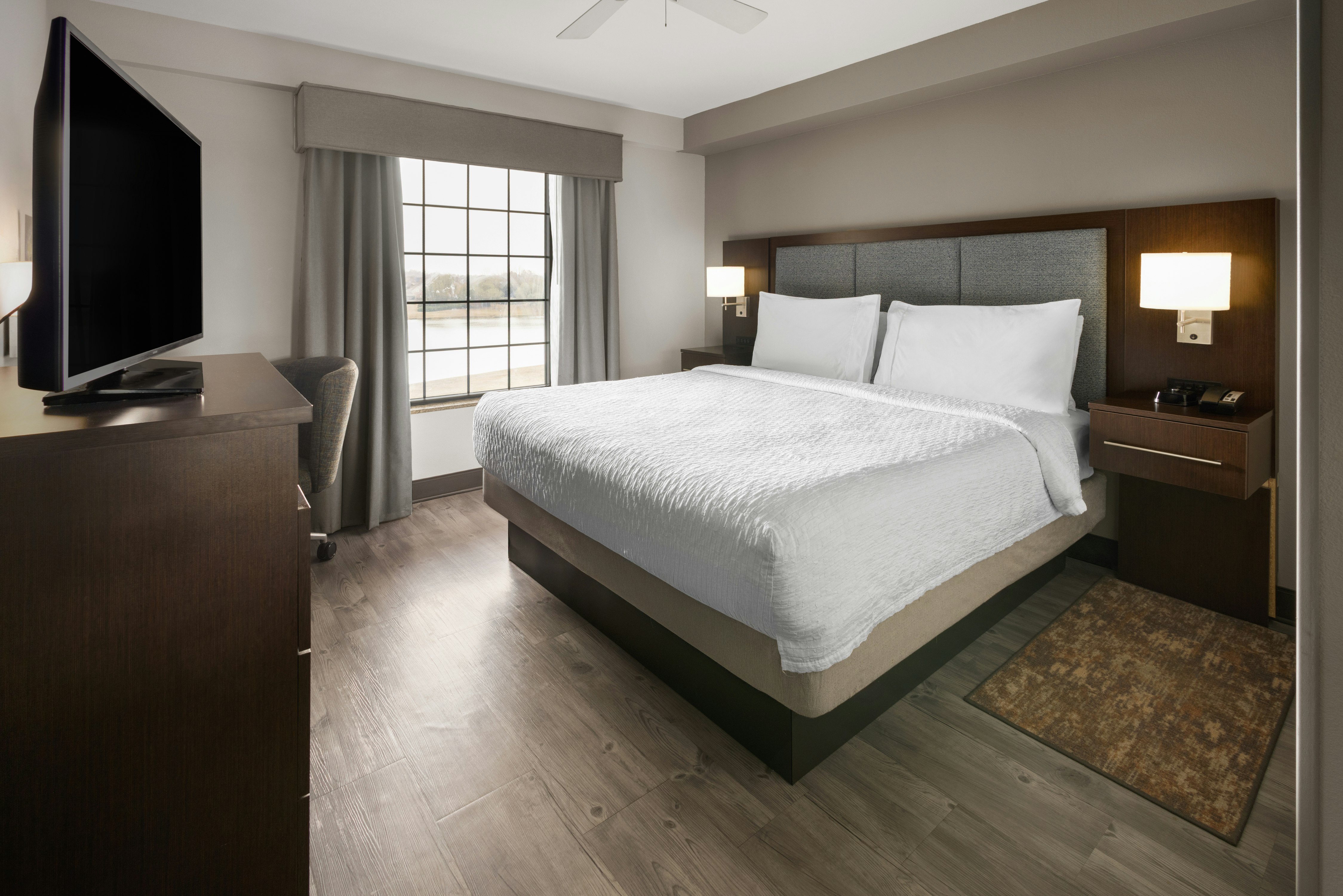 SUITE, KING BED, ACCESSIBLE